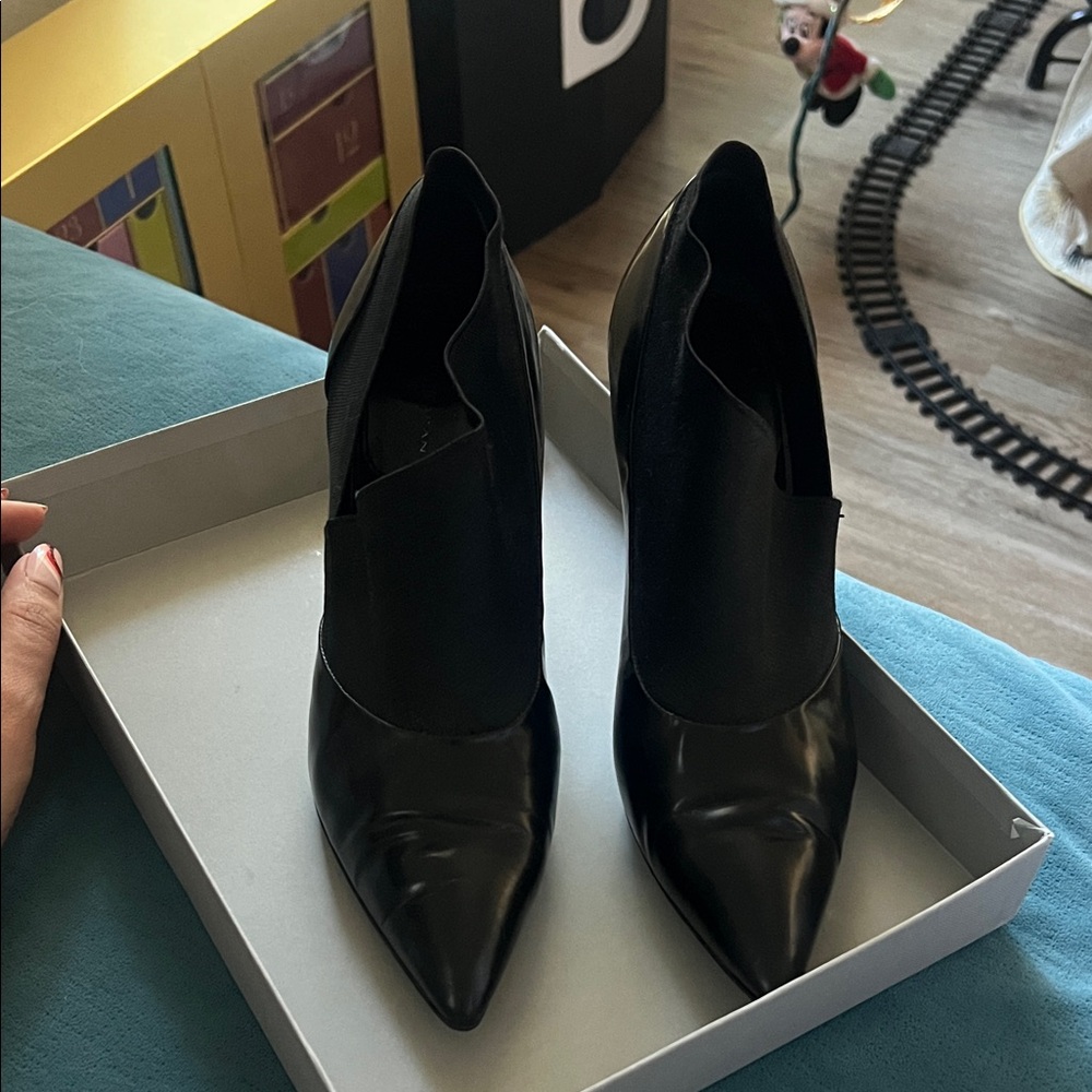 Donna Karan New York Elegant Black Pumps